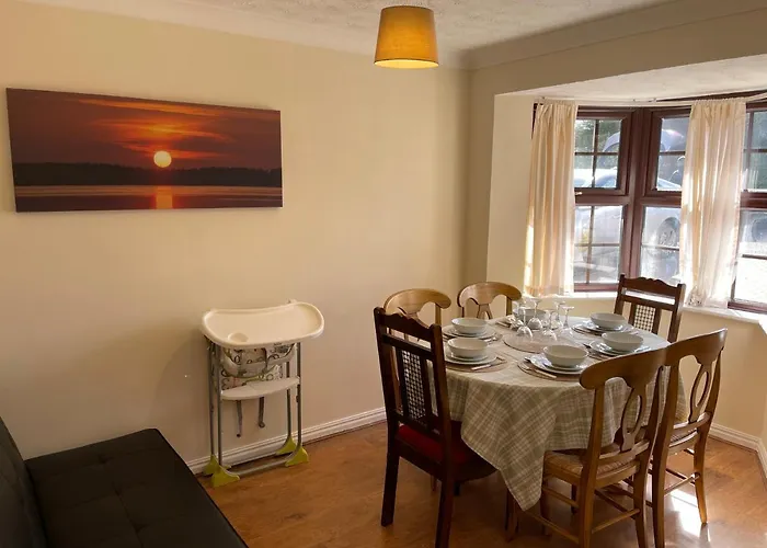 Large, Quiet, Sleeps 16, 4 Bathrooms, Parking, Leicester