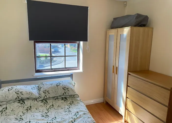 Large, Quiet, Sleeps 16, 4 Bathrooms, Parking, Leicester