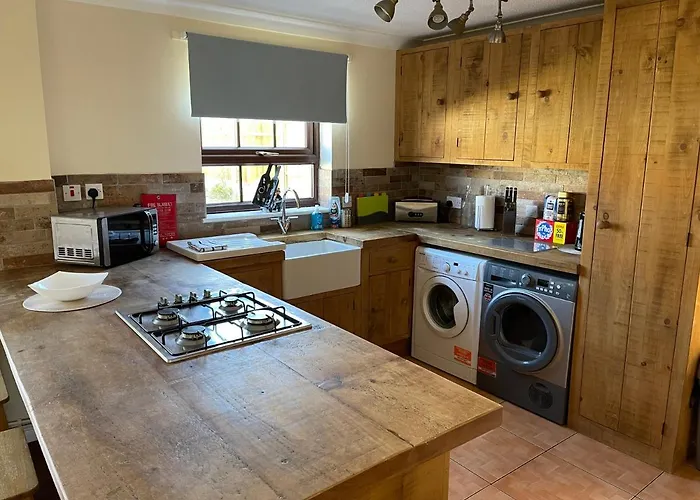 Large, Quiet, Sleeps 16, 4 Bathrooms, Parking, Leicester