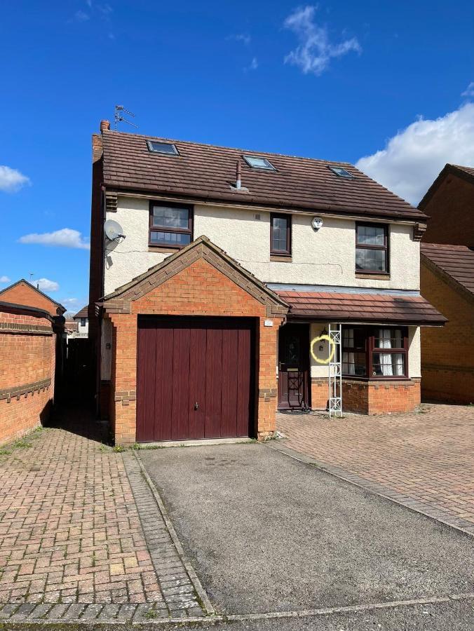 Holiday home Large, Quiet, Sleeps 16, 4 Bathrooms, Parking, Leicester