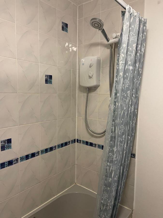 Large, Quiet, Sleeps 16, 4 Bathrooms, Parking, * Leicester