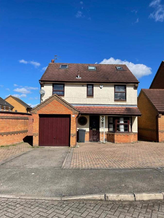 Large, Quiet, Sleeps 16, 4 Bathrooms, Parking,