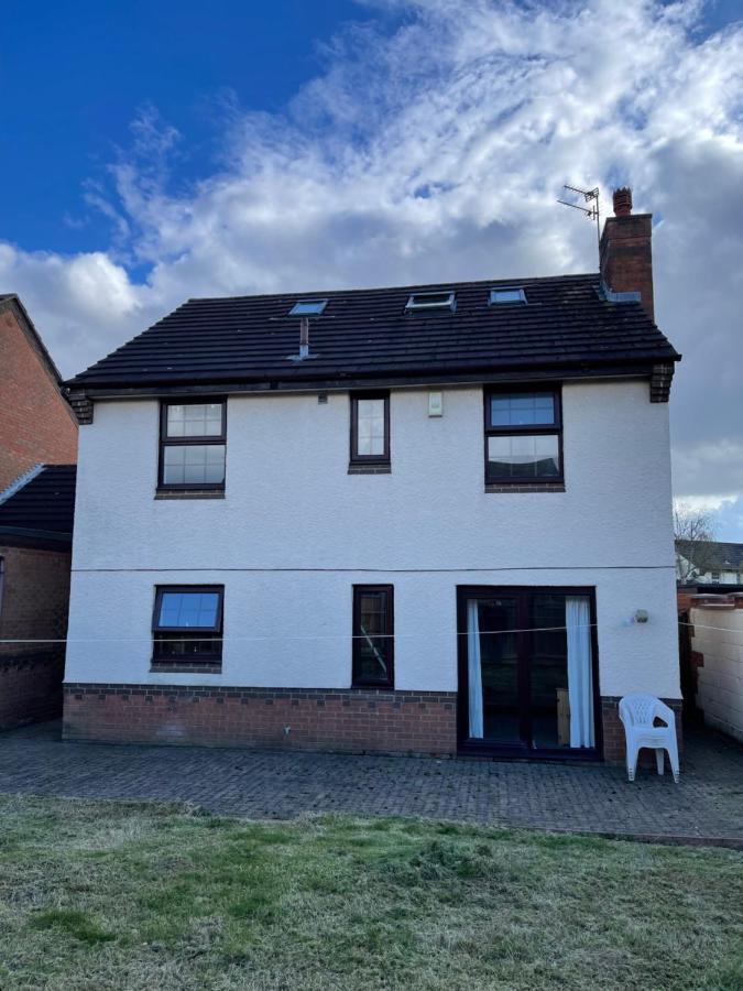 Holiday home Large, Quiet, Sleeps 16, 4 Bathrooms, Parking,