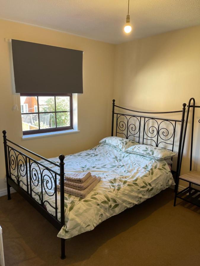 Holiday home Large, Quiet, Sleeps 16, 4 Bathrooms, Parking, Leicester