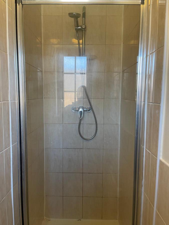 Large, Quiet, Sleeps 16, 4 Bathrooms, Parking,
