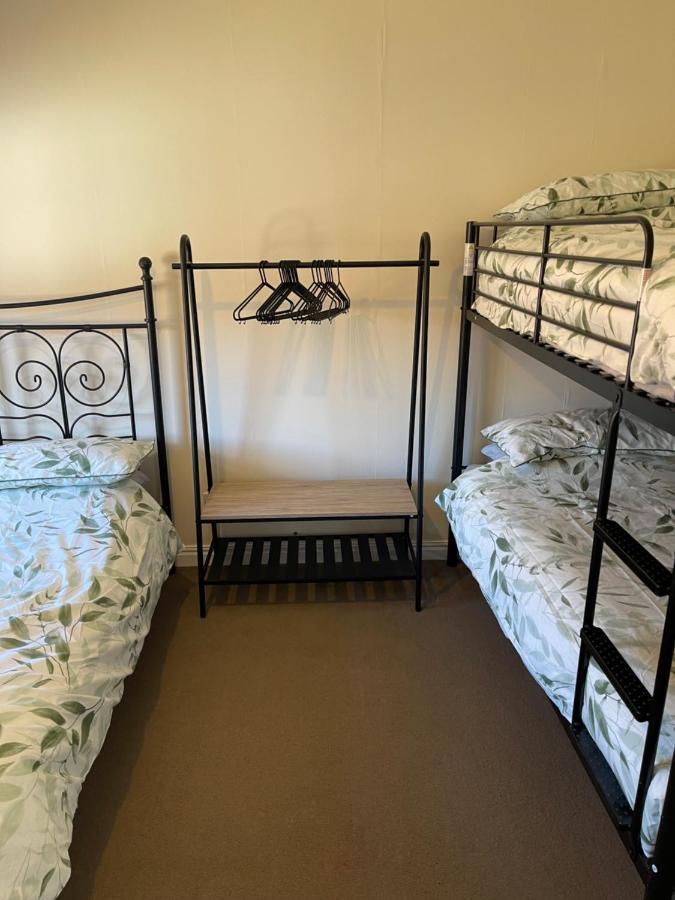Large, Quiet, Sleeps 16, 4 Bathrooms, Parking, Holiday home Leicester