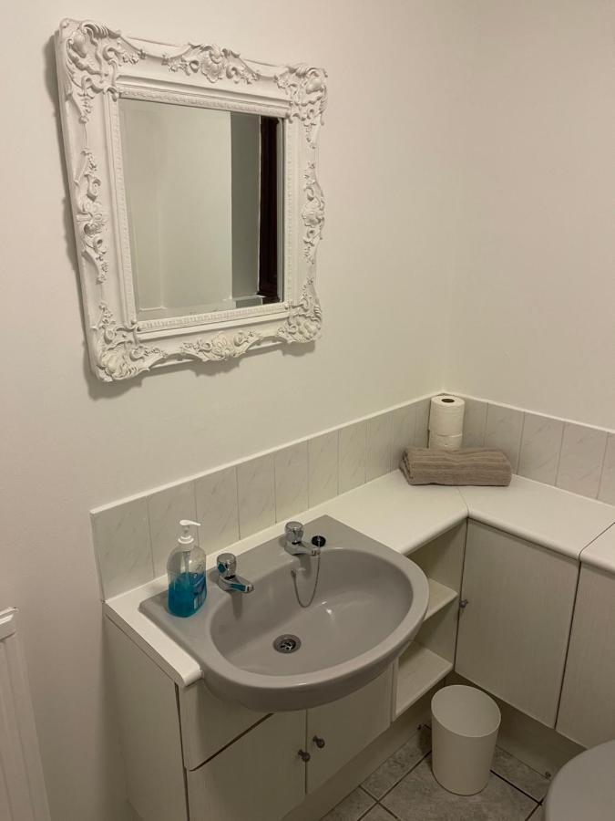 Large, Quiet, Sleeps 16, 4 Bathrooms, Parking, Leicester