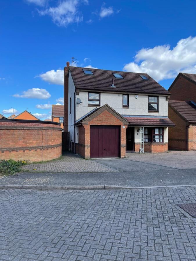 Large, Quiet, Sleeps 16, 4 Bathrooms, Parking, Holiday home *
