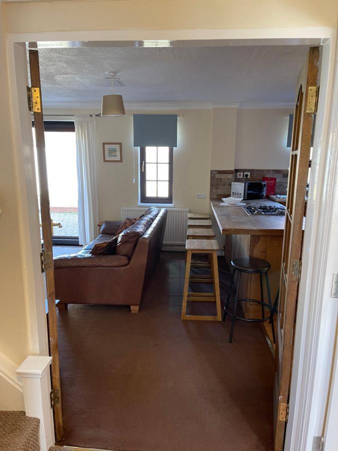 Large, Quiet, Sleeps 16, 4 Bathrooms, Parking, * Leicester