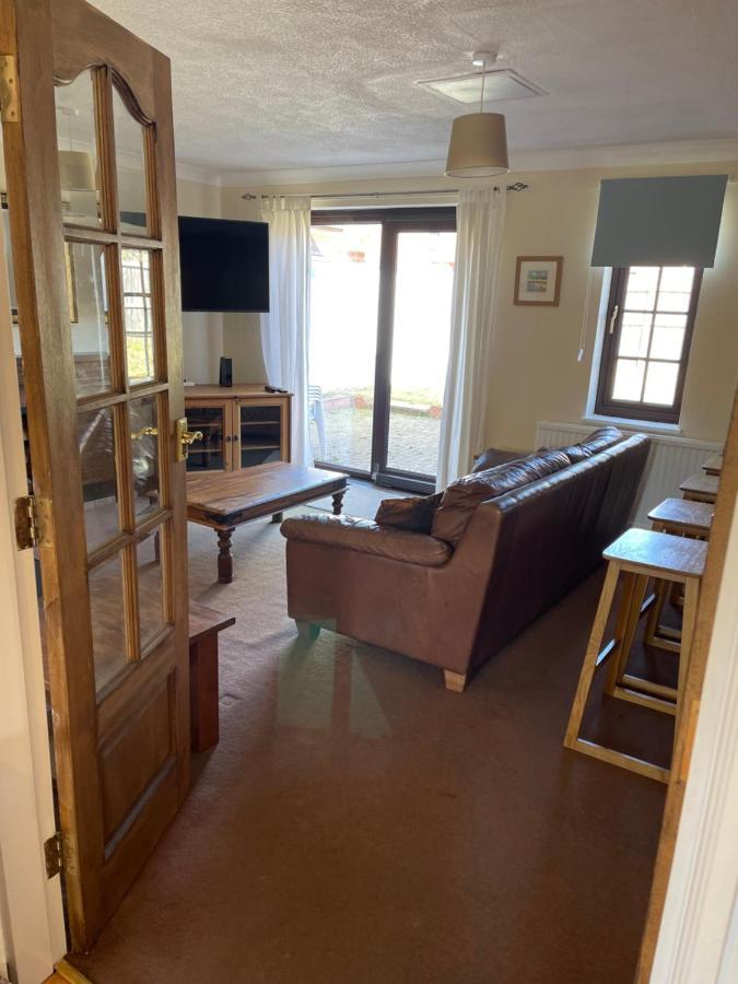 Large, Quiet, Sleeps 16, 4 Bathrooms, Parking, Holiday home Leicester
