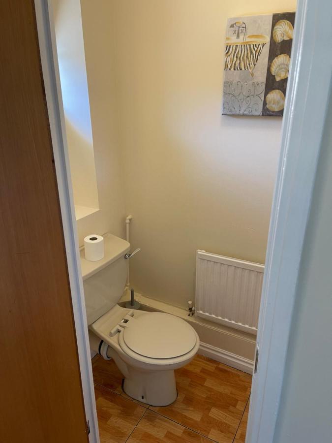 Large, Quiet, Sleeps 16, 4 Bathrooms, Parking, Leicester