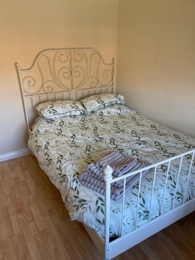 Large, Quiet, Sleeps 16, 4 Bathrooms, Parking, Holiday home *