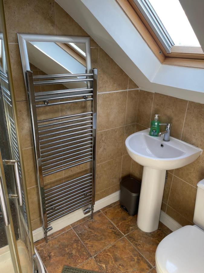 Large, Quiet, Sleeps 16, 4 Bathrooms, Parking, * Leicester