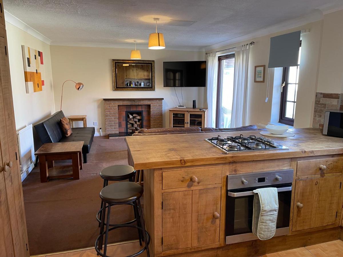 Holiday home Large, Quiet, Sleeps 16, 4 Bathrooms, Parking, *