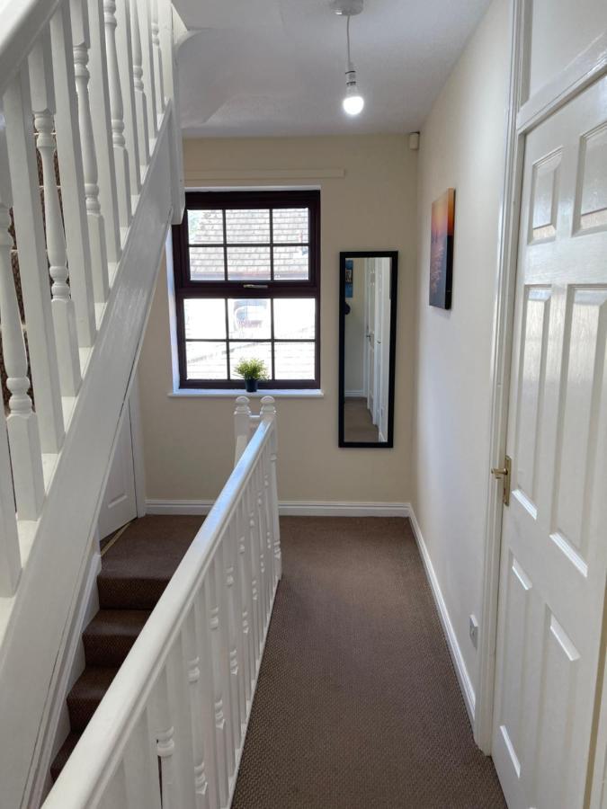 Large, Quiet, Sleeps 16, 4 Bathrooms, Parking,
