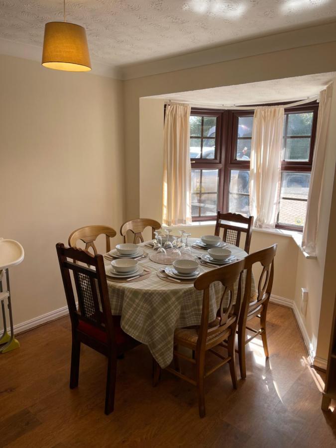 Holiday home Large, Quiet, Sleeps 16, 4 Bathrooms, Parking,