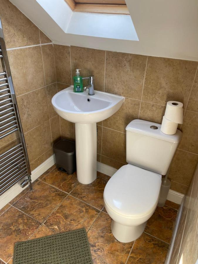 Large, Quiet, Sleeps 16, 4 Bathrooms, Parking, Holiday home