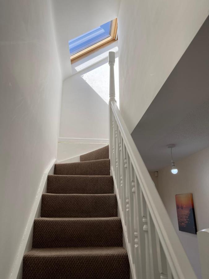 Large, Quiet, Sleeps 16, 4 Bathrooms, Parking, Holiday home