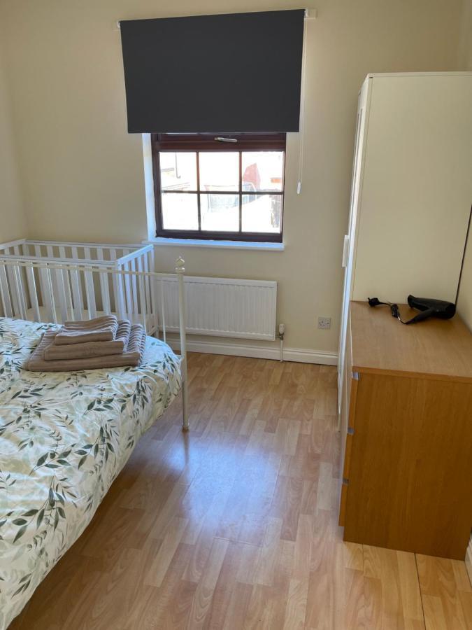 Large, Quiet, Sleeps 16, 4 Bathrooms, Parking,