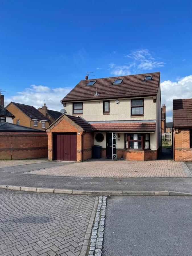 Large, Quiet, Sleeps 16, 4 Bathrooms, Parking, * Leicester