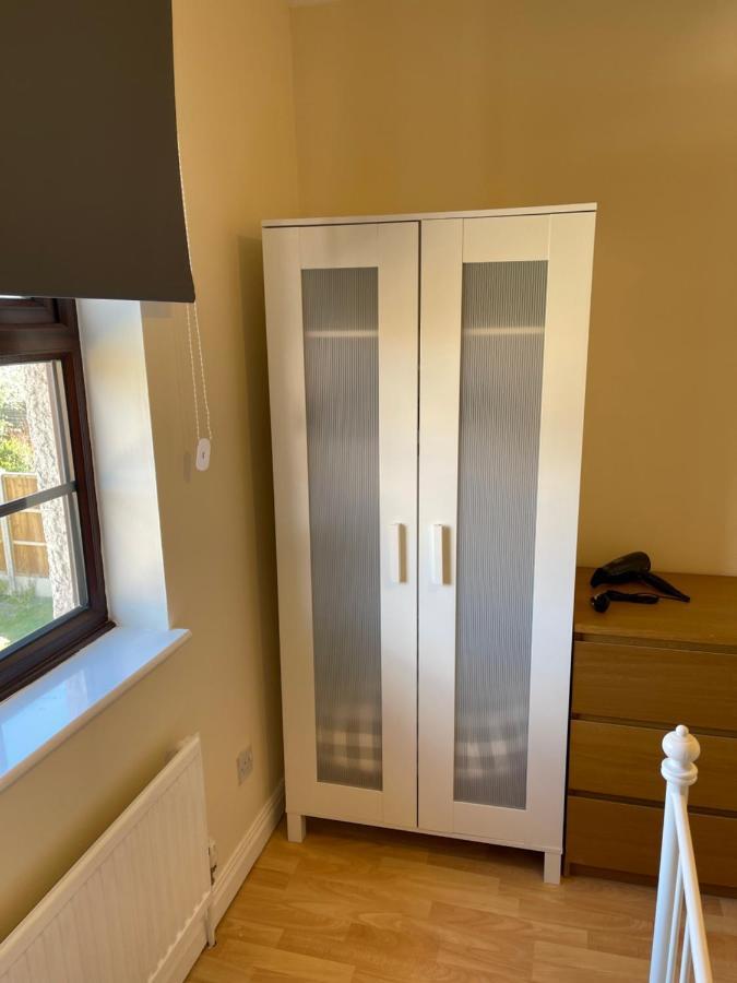 Large, Quiet, Sleeps 16, 4 Bathrooms, Parking, Holiday home *