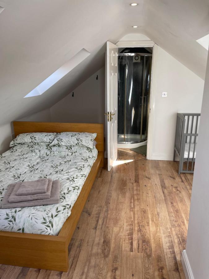 Holiday home Large, Quiet, Sleeps 16, 4 Bathrooms, Parking, *