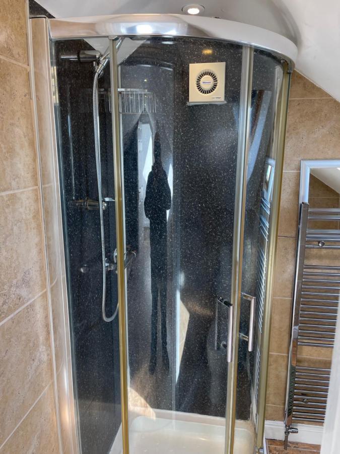 Holiday home Large, Quiet, Sleeps 16, 4 Bathrooms, Parking, Leicester