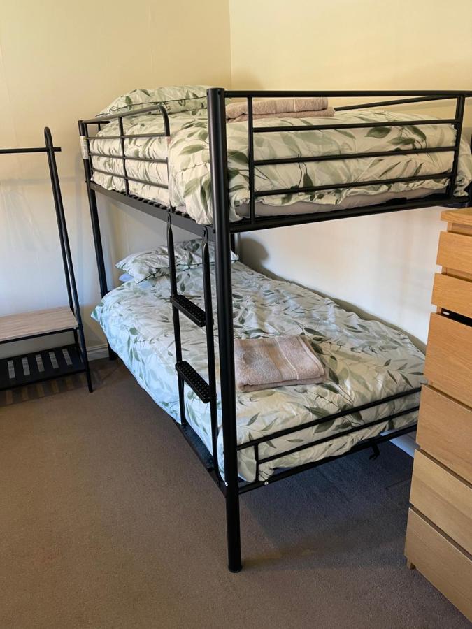 Large, Quiet, Sleeps 16, 4 Bathrooms, Parking, Leicester