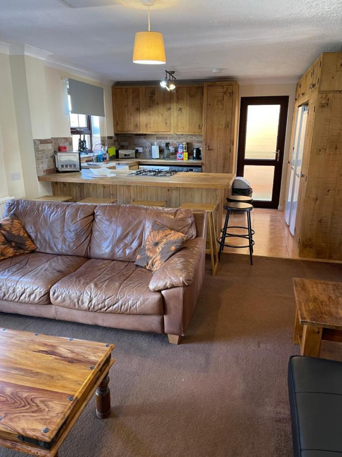 Large, Quiet, Sleeps 16, 4 Bathrooms, Parking, *
